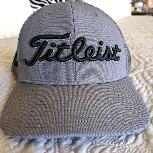 Titleist Pro V1 + Foot Joy Adjustable Hat